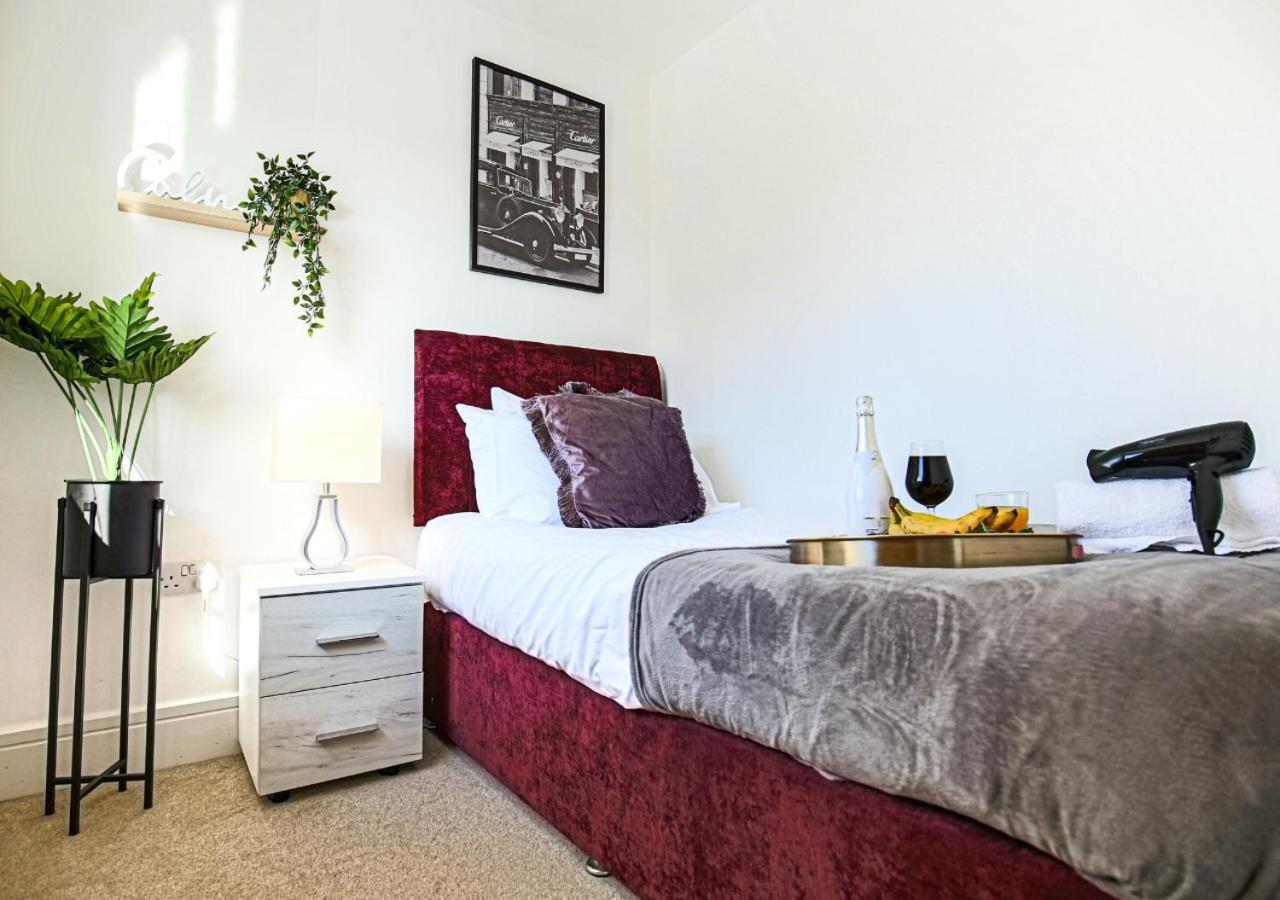 Yoko's City Centre Haven: Smart Comfort with Parking Villa Milton Keynes Exterior photo